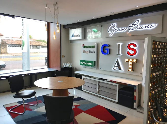 Maquinario produzindo pecas de comunicacao visual