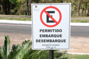 Placa PET Proibido Estacionar com Suporte